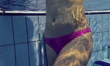 Remaja Rusia Elena Prokovas dengan payudara alami dan tubuh sempurna di kolam renang