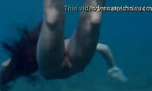 Młode modelki bawią się w bikini w wodzie w filmie HD