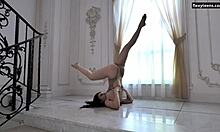 Muhteşem fiziğe sahip dövmeli genç Dasha Gaga, yerde akrobatik hareketler yapıyor