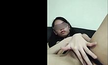 Tânăra iubită asiatică se expune într-un videoclip porno amator