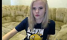 Miss Julia, una encantadora adolescente letona, se involucra en un chat web en lugar de Fortnite