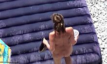 तंग न्यूडिस्ट लड़की ने कैमरे पर पूरी तरह से नग्न होकर धूप सेंकने का फैसला किया।