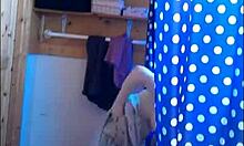Donkerharige vriendin laat haar tieten zien onder de douche
