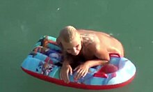 Blonde aux fesses rebondies exhibant ses atouts dans l'eau