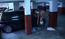 Seorang pelacur berambut gelap mengambil kontol pacarnya di tempat parkir