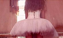 Sehr dünne Ballerina posiert in ihrem Kleid