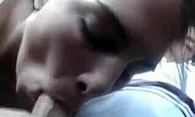 Saftig kjæreste gir mannen sin en slurvete blowjob i bilen