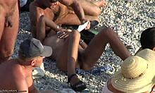 Morena desnuda con el coño peludo relajada en la playa