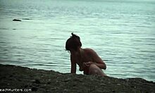 スリムな女の子がヌーディストビーチで全裸の体を見せる