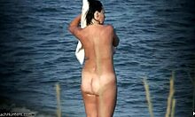 Nudistka s prirodzenými prsiami ukazuje svoje telo na opustenej nudistickej pláži