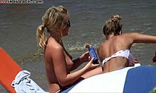 ब्लोंड गर्लफ्रेंड समुद्र तट पर अपने स्तन और गर्म शरीर दिखा रही हैं।