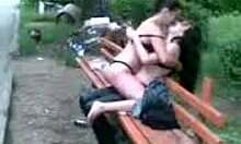 Pasangan amatur sampah berciuman di bangku (lesbian)