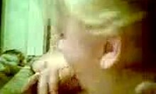 Kuksulten kjæreste suger en kuk i hjemmelaget video
