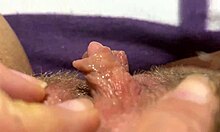 Primo piano intenso di una masturbazione massiccia del clitoride fino all'orgasmo