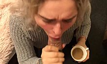 יפהפייה בלונדינית מפנקת את החבר שלה עם סקס אוראלי ולגימת קפה לאחר סקס