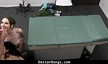 Docteur et infirmière font équipe pour satisfaire les désirs d'un patient - DoctorBang