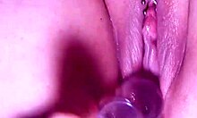 Domači videoposnetek masturbacije polsester s steklenim dildom