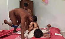 Shathi Khatuns - Gorge profonde chaude et trio avec une fille et deux garçons dans un porno maison
