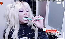 Esplora una fantasia fetish con ragazze anime russe e giapponesi che usano spazzolini da denti e schiuma