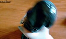 Amateur-Europäer masturbiert mit einem großen schwarzen Dildo in Handschuhen
