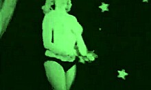 Marilyn Monroe, o blondă, se dezbracă în public într-un film porno din anii '60