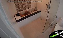 Uma jovem fica suja na casa de banho
