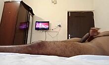 Uma MILF indiana com a vagina raspada faz sexo em um hotel