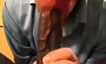 Un homosexual amator se masturbează cu un penis mare negru