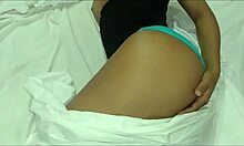 Seorang wanita Asia amatir melakukan masturbasi dengan pengikutnya