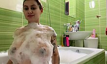 बड़े स्तनों और सेक्सी गधे के साथ असली गर्भवती किशोरी स्नान करती है