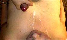 Аматьорка брюнетка получава сперма на лицето си