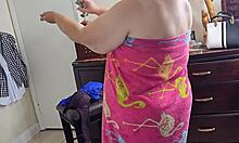 Προβολή POV ενός κοριτσιού που παίρνει κοντινό πλάνο στον κώλο της ενώ κάνει δύο ντους