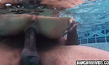 Сладко азиатско момиче язди чудовищен кур в домашна сцена на басейн