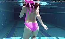 Domači video Jessice Lincolns prikazuje vročo bejbo, ki si privošči dvojno penetracijo v bazenu